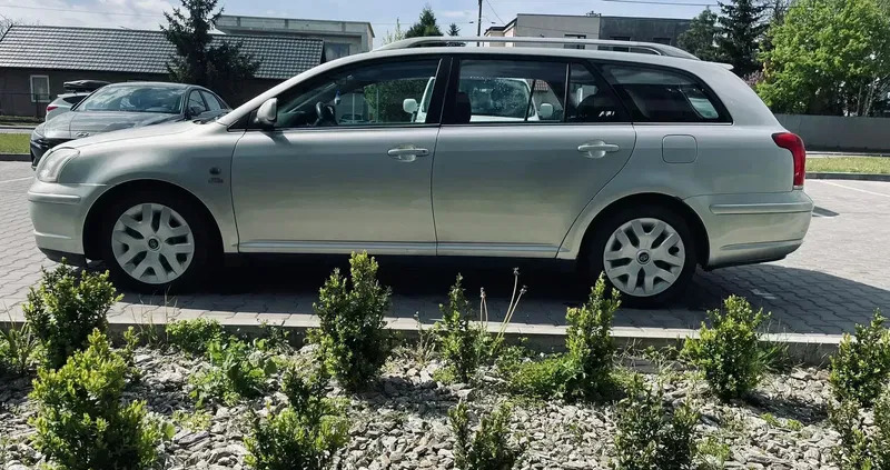 świętokrzyskie Toyota Avensis cena 7200 przebieg: 307274, rok produkcji 2004 z Kielce